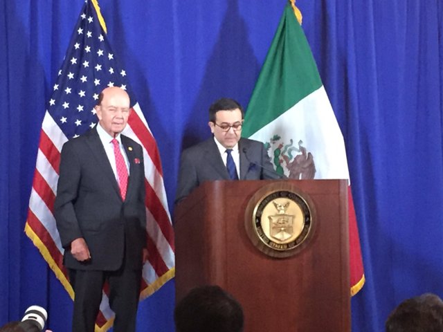 Wilbur Ross e Ildefonso Guajardo en conferencia de prensa.
