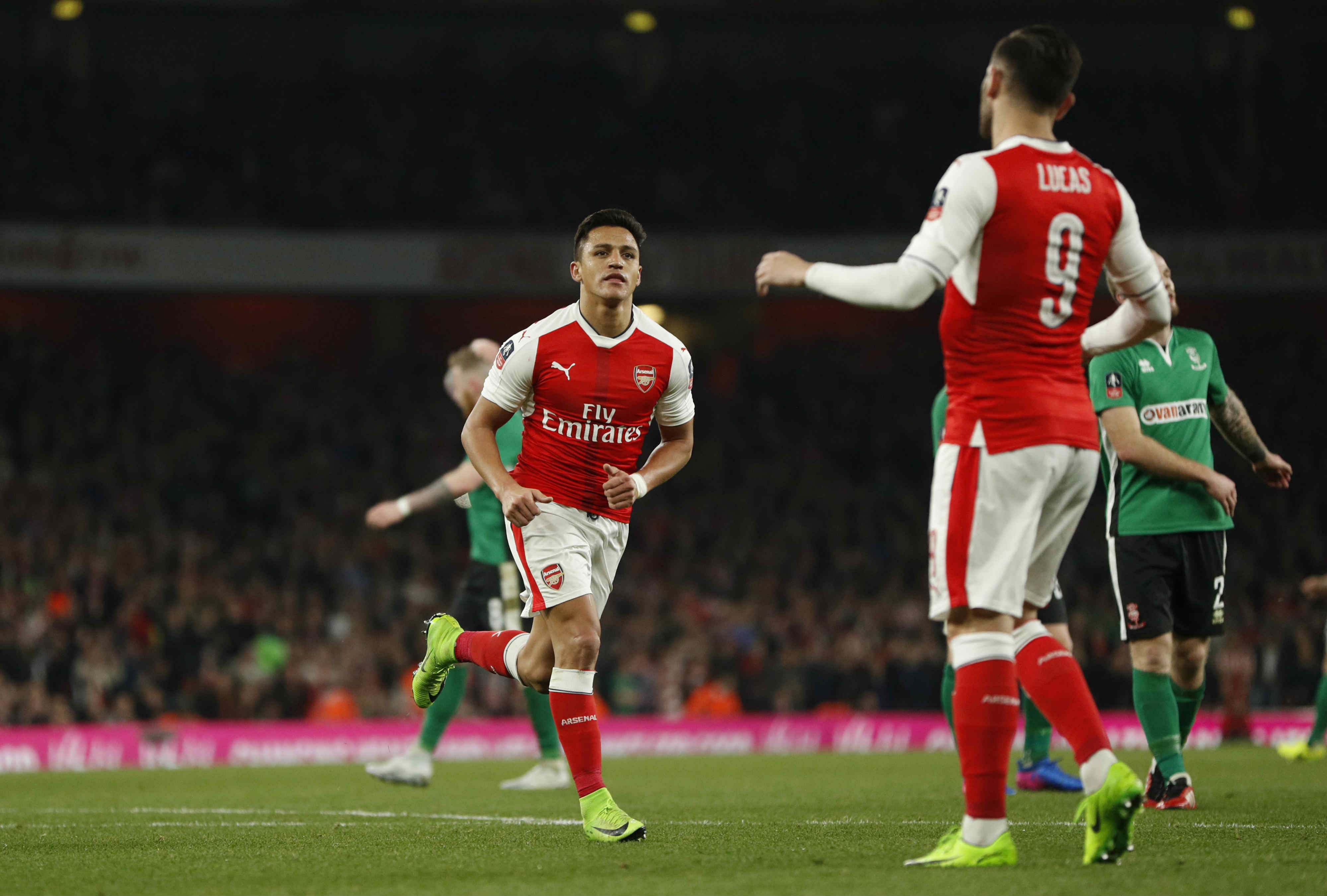 Alexis anotó en la victoria del Arsenal