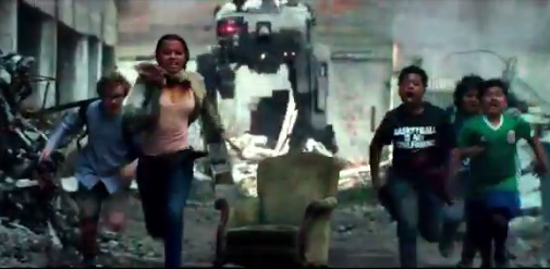 Autobot salva a niños en avance de Transformers.