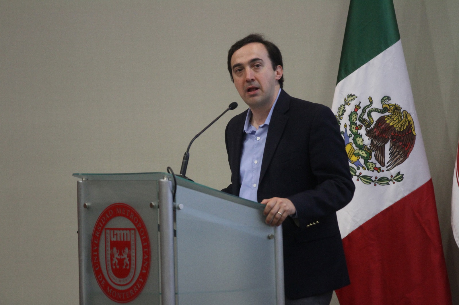 Durante la conferencia que encabezó en la Universidad Metropolitana de Monterrey, Hernán Salinas Wolberg respondió a algunas críticas.