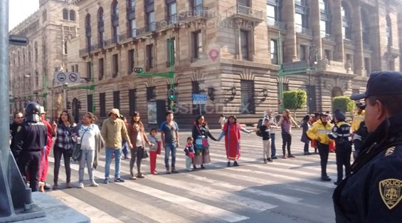 Los inconformes cerraron la circulación del eje central a la altura de 5 de mayo, en protesta por la agresión.  