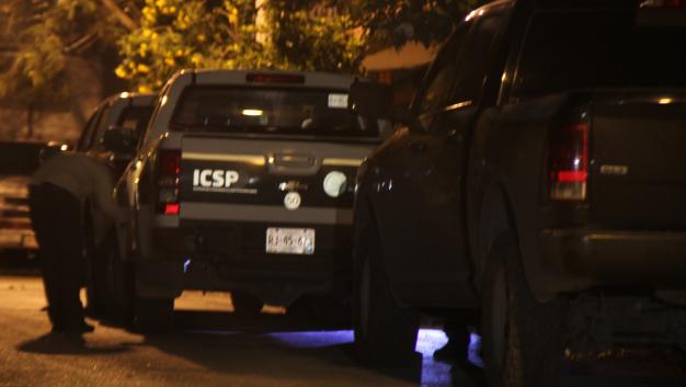 Tras la inspección, los agentes salieron con diversas bolsas con pruebas, e instalaron sellos en las puertas de la casa.