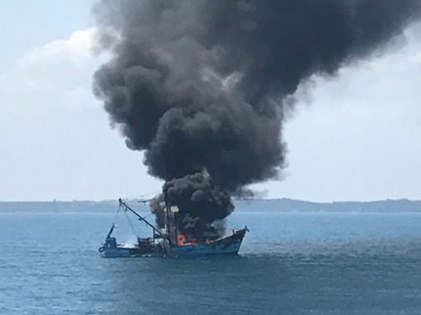 La nave pesquera "Joel" se incendió entre las playas de Las Barrancas y El Zapote, en Alvarado. 