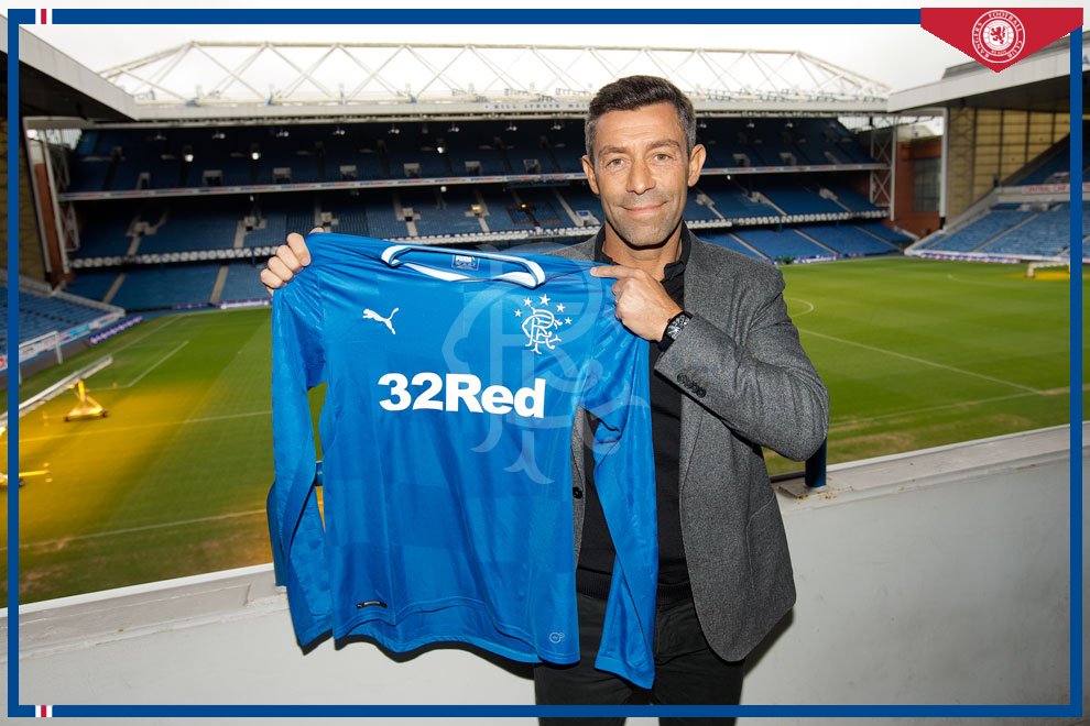 Pedro Caixinha con la playera de su nuevo equipo