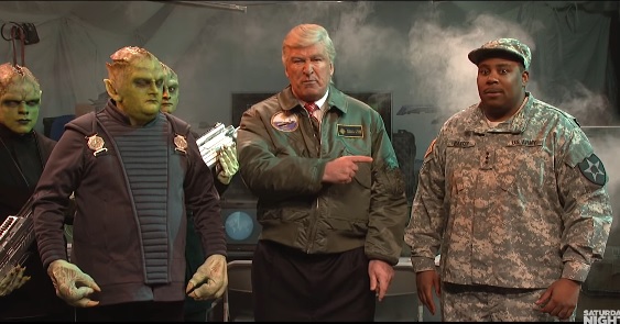 Alec Baldwim como Trump no protege a la tierra de un ataque alienígena.