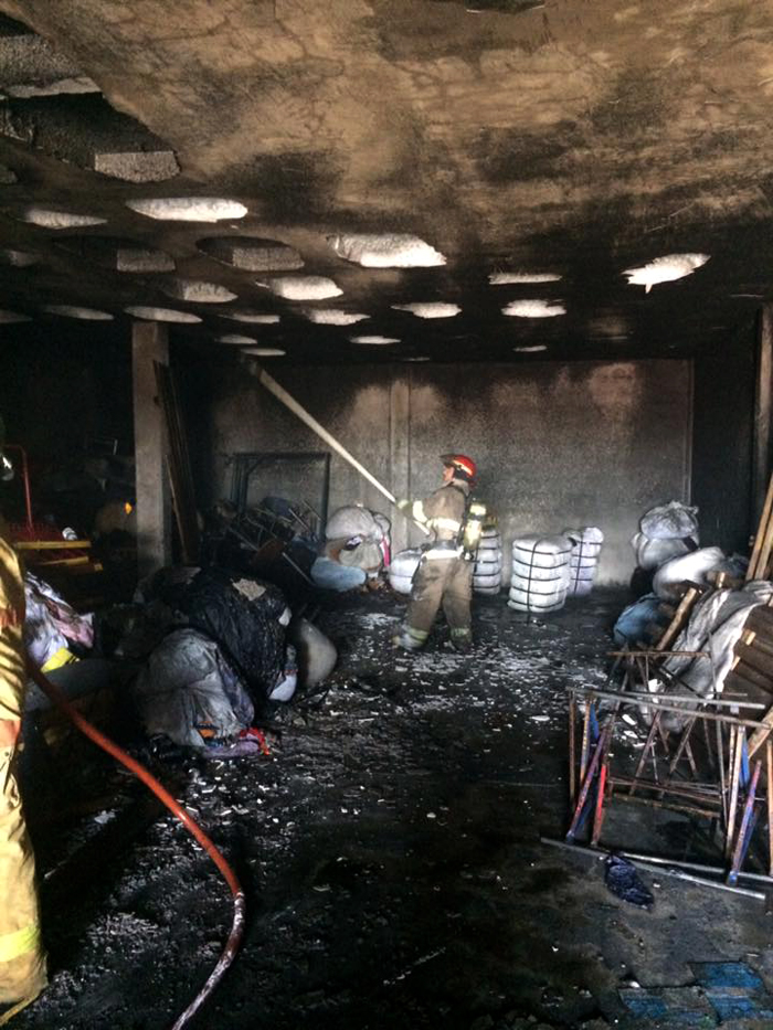 Los daños materiales no fueron cuantificados, además de la ropa, algunos muebles del hogar resultaron dañados como un refrigerador y una estufa.