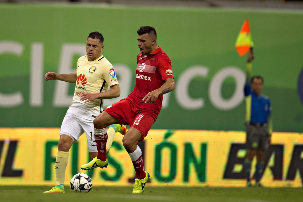 Aguilar y Triverio en un partido entre América y Toluca 