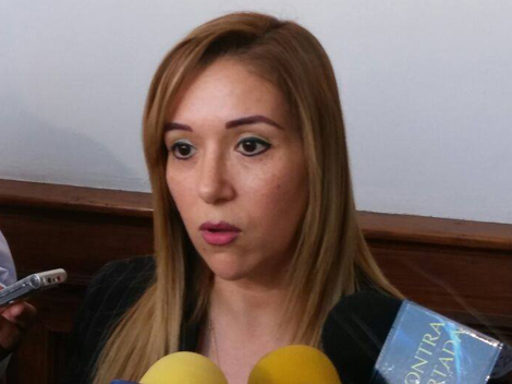 La diputada del PRI, Gloria Treviño, entregó la solicitud por escrito en la oficina del gobernador Jaime Rodríguez.