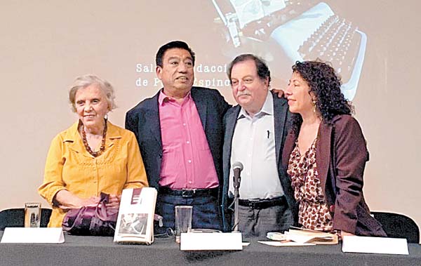 La escritora, el autor, José Gordon y Mireya Vega en el acto.