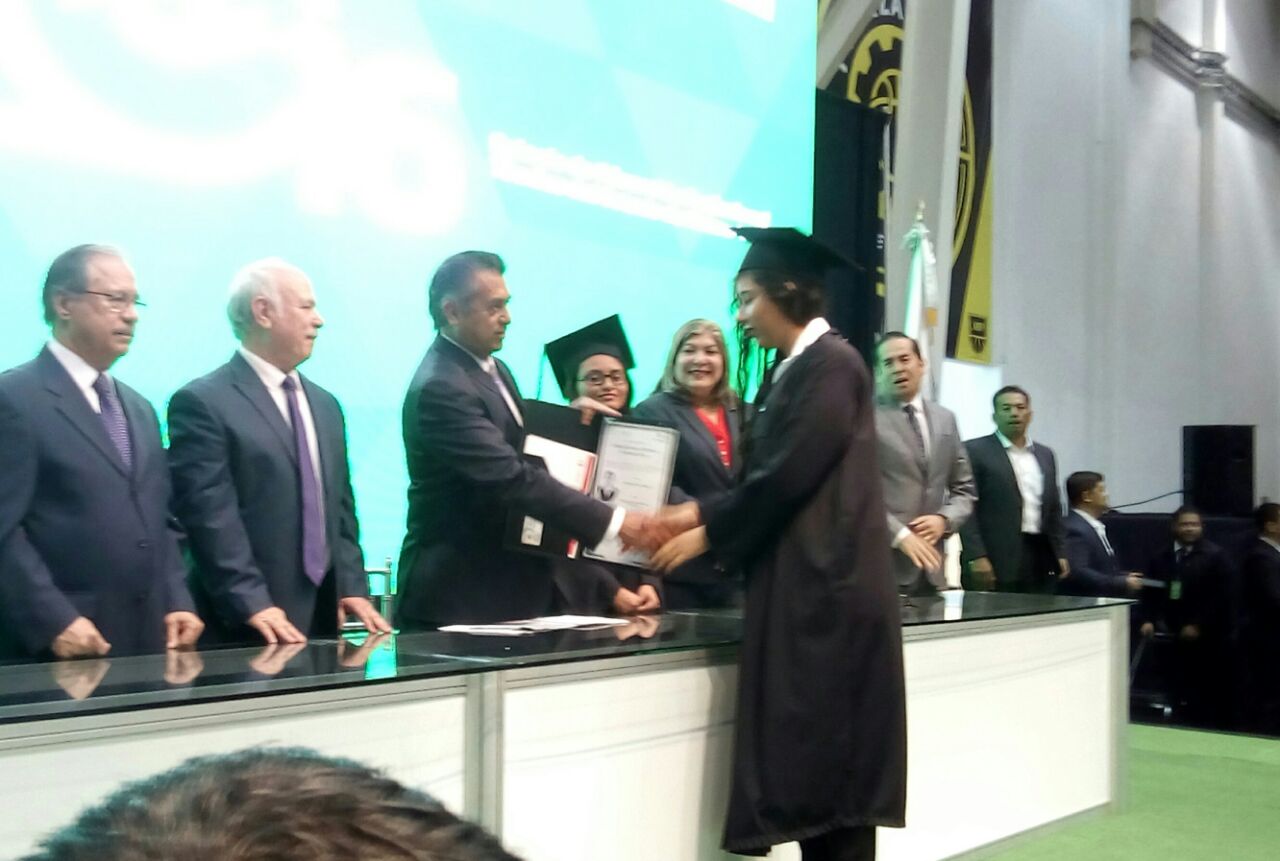 "Muchas gracias por invitarme, obviamente al rato nos aventamos unas caguamas", dijo el gobernador a los graduandos del Conalep. 