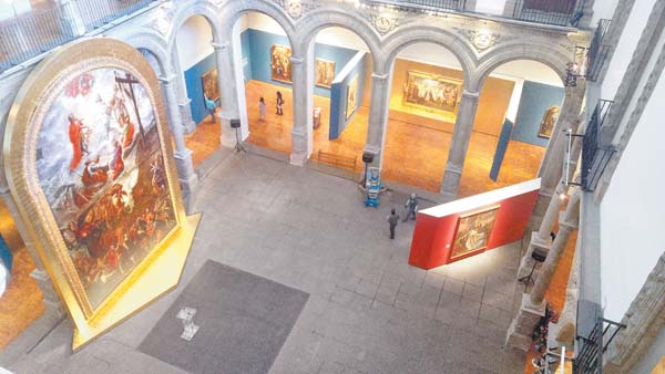 A la izquierda, "Moisés y la serpiente de bronce y la transfiguración de Jesús", que tras más de 300 años salió de la Catedral de Puebla.