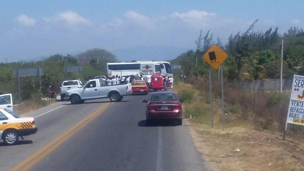 Los manifestantes bloquean la carretera Panamericana. 
