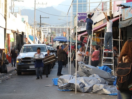 En ocasiones, vendedores informales obstruyen la vía pública. 