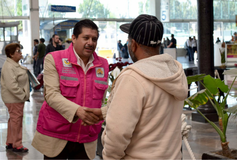 Personal del gobierno capitalino ofrece apoyo y asesoría a extranjeros para su regularización migratoria en México.