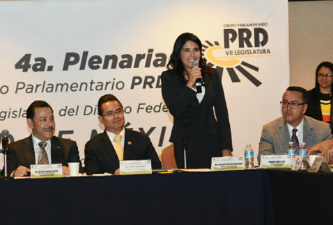 La presidenta del PRD, Alejandra Barrales, encabezó la reunión plenaria de la bancada de ese partido en la Asamblea Legislativa.