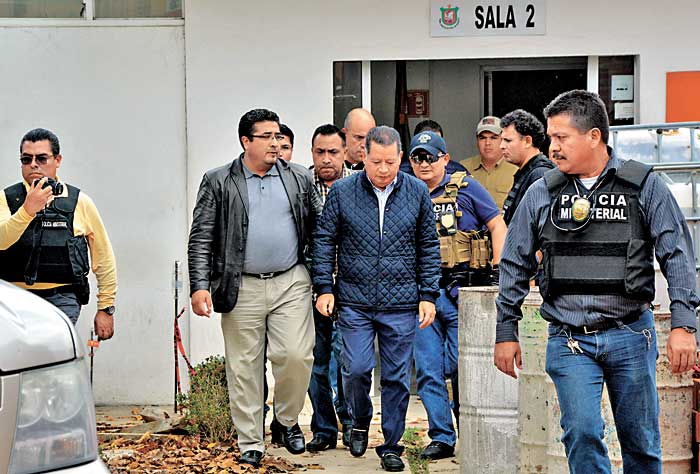Tras rendir su declaración, el ex funcionario fue custodiado por policías ministeriales.