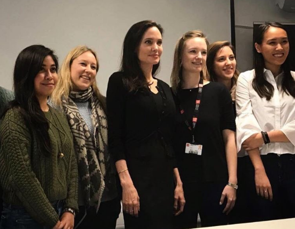 Angelina Jolie habló sobre su experiencia de ayuda humanitaria y cómo la violencia sexual se utiliza como arma en las guerras.