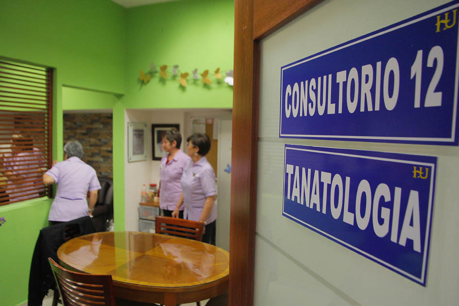 Dentro del área de Tanatología se ayuda tanto al paciente como al familiar que lo cuida. 