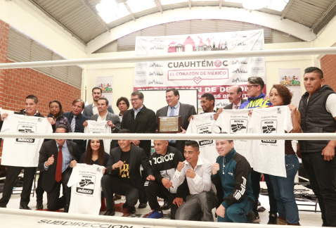 Con estrellas del boxeo mexicano como testigos, el jefe delegacional en Cuauhtémoc, Ricardo Monreal, y el presidente del CMB, Mauricio Sulaimán, firma