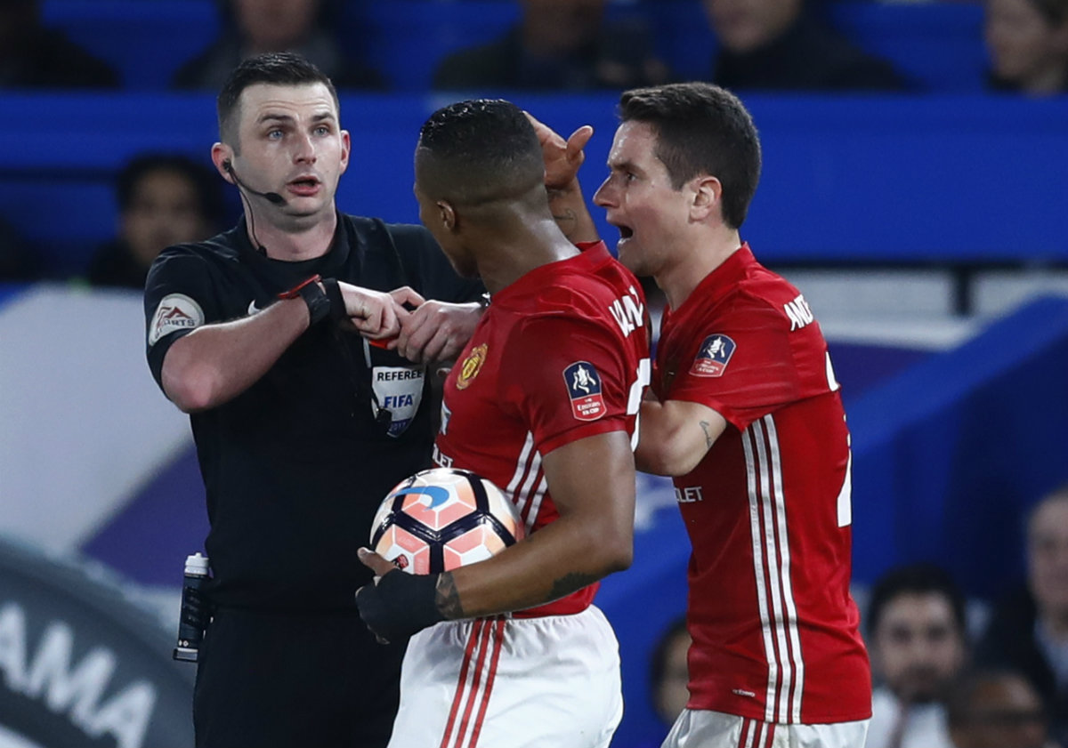 Jugadores del Manchester United le reclaman al silbante tras expulsión de Herrera