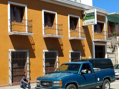 La pareja arribó al hotel Premier, donde días después fueron rescatados. 