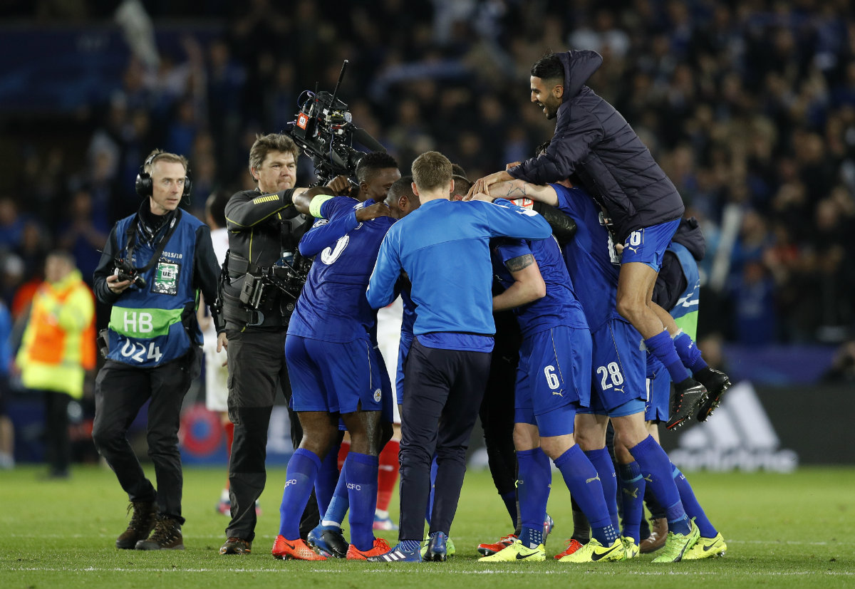Leicester City celebra tras pasar a los Cuartos de Final de la Champions 
