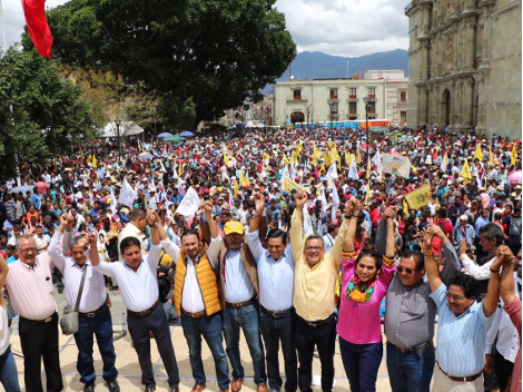 Líderes y militantes del PRD se manifestaron hoy para demandar al gobernador de Oaxaca un nuevo acuerdo institucional con sus opositores para conforma