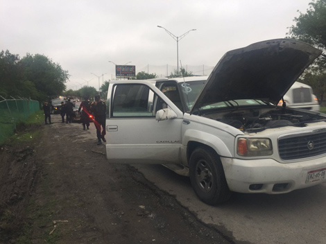 Al revisar el interior del vehículo, los uniformados encontraron armas de fuego.