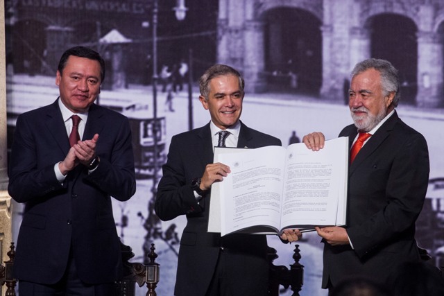 El secretario de Gobernación, Miguel Ángel Osorio Chong, el jefe de Gobierno, Miguel Mancera y el senador  Alejandro Encinas durante la publicación de