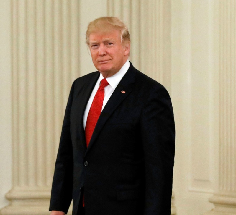 "Trump defenderá "la necesidad de eliminar onerosas regulaciones que de forma innecesaria dificultan un crecimiento del empleo", dijo Sean Spicer.