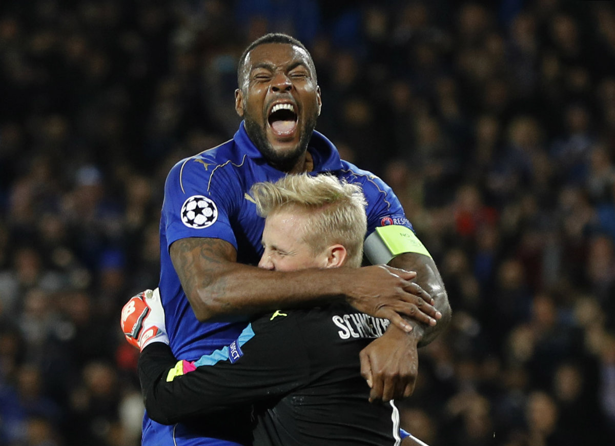 Wes Morgan festeja el pase a cuartos de final