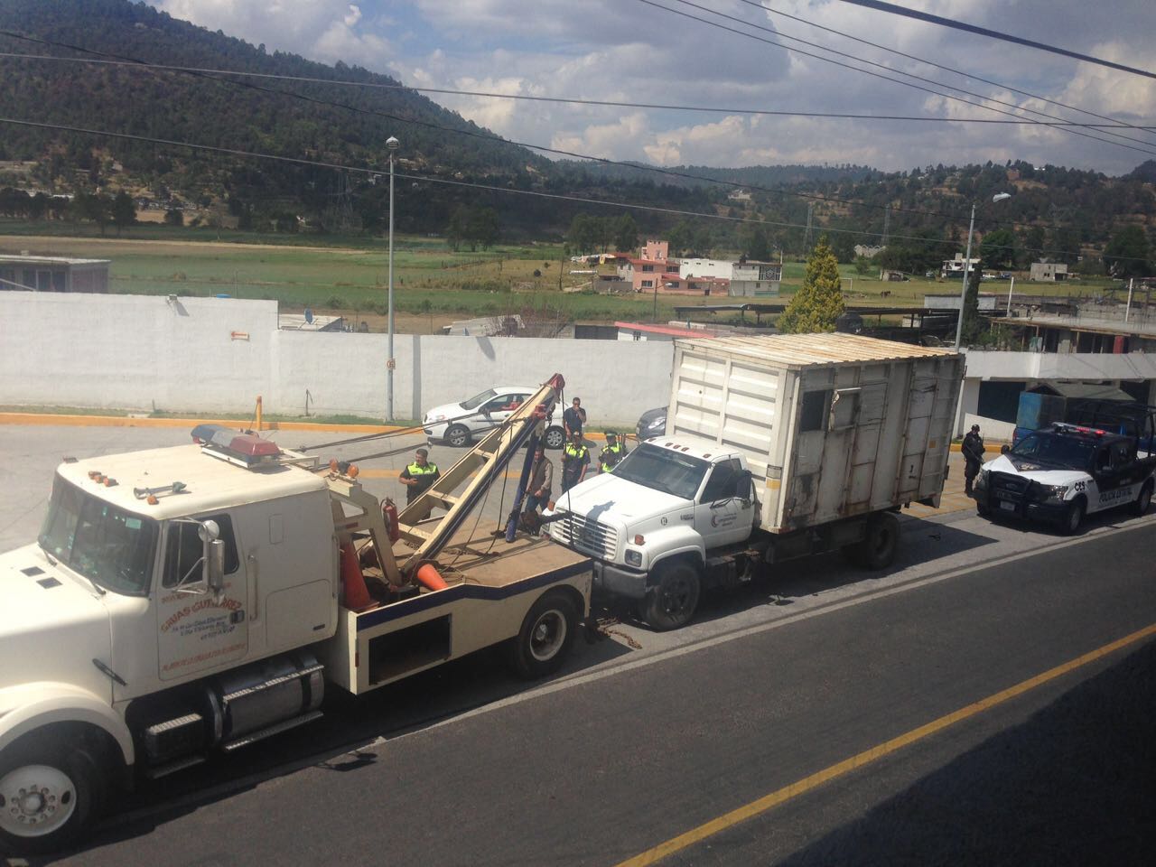 Camión de basura detenido en Amanalco por llevar gasolina ilegal.
