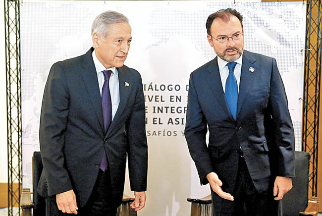 El canciller participa en una reunión de alto nivel en Chile; en la foto aparece con su homólogo, Heraldo Muñoz. 