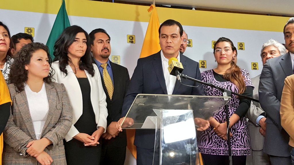 El candidato perredista Juan Zepeda en conferencia de prensa. 