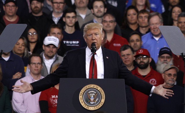 Donald Trump durante un mensaje en Detroit.
