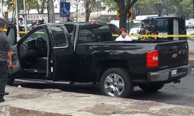 El conductor de la camioneta negra falleció en el lugar.