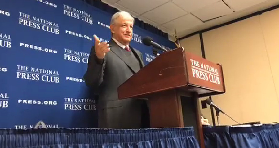 El líder de Morena, Andrés Manuel López Obrador, en conferencia de prensa en Washington.
