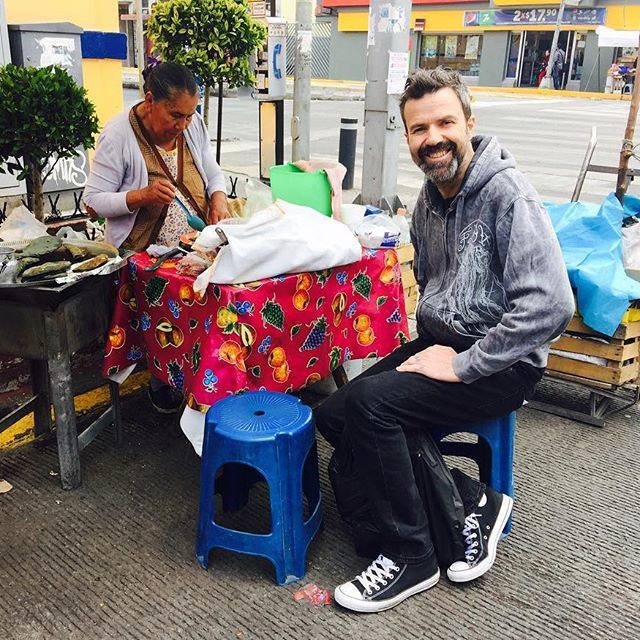 Pau Donés disfruta de las quesadillas en la Ciudad de México. 