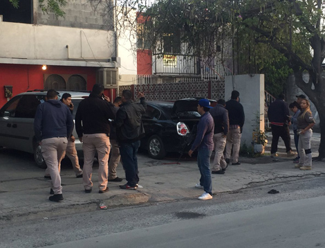 Los sospechosos abandonaron el carro en la cochera de un domicilio y huyeron corriendo por los techos de las casas.