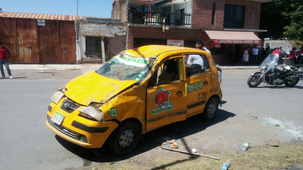En Torreón, se registró la volcadura de un taxi en en el cruce de la avenida Aldama y calle 22.