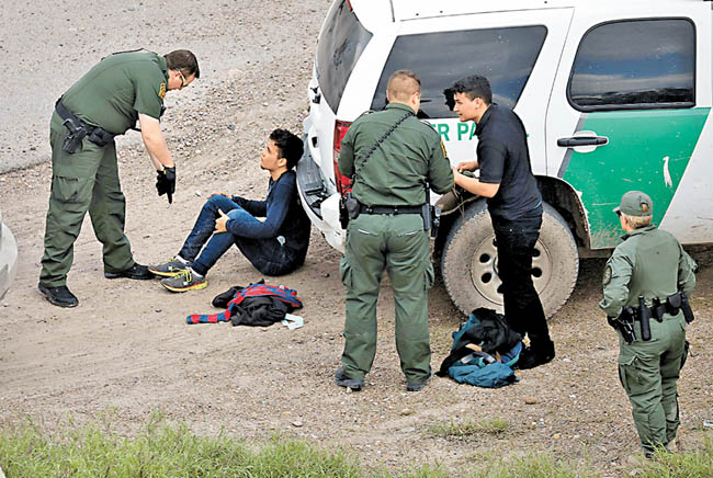 Agentes de la Patrulla Fronteriza detienen a dos indocumentados en McAllen, Texas. 