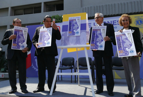 Un boleto conmemorativo del centenario del Club de Leones fue develado por el director general del STC Metro, Jorge Gaviño, y representantes de esa or