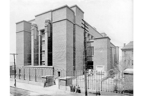 Como arquitecto es difícil conseguir un encargo para construir un proyecto. 