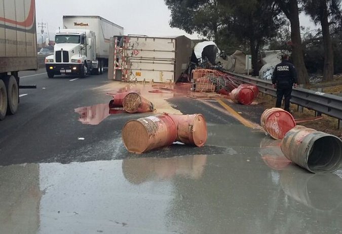 El tráiler se volcó en el kilómetro 107.