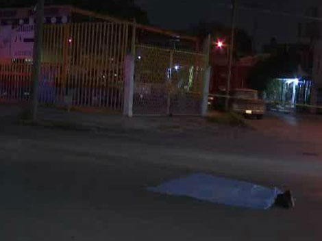 El hombre fue proyectado alrededor de 15 metros, quedando sobre el carril central de la avenida.