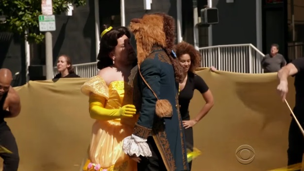 James Corden recrea 'La Bella y la Bestia' en cruce de semáforo.