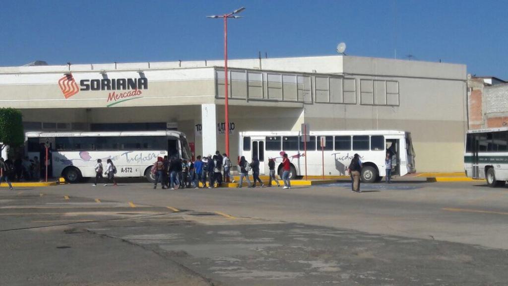 Los estudiantes bloquearon los accesos a varias tiendas departamentales. 