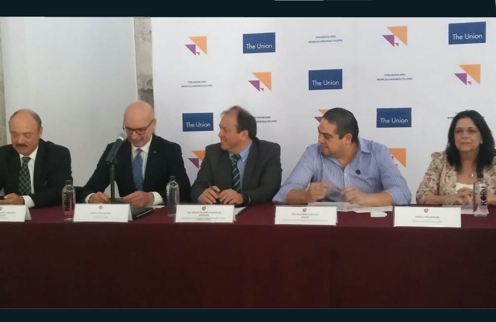 Al micrófono, el director ejecutivo de La Unión José Luis Castro