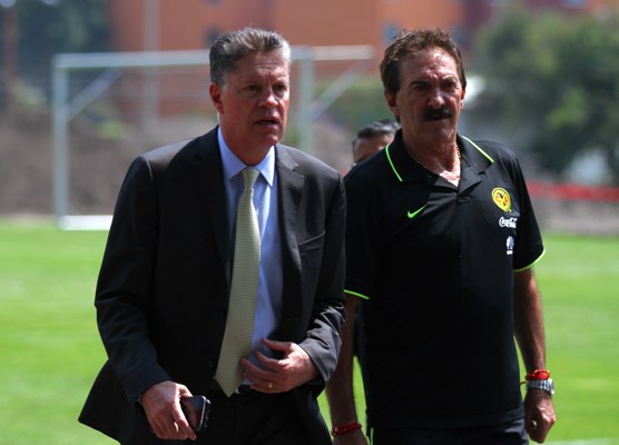 Ricardo Peláez, director Deportivo del Club América, y Ricardo La Volpe, director Técnico del Club.