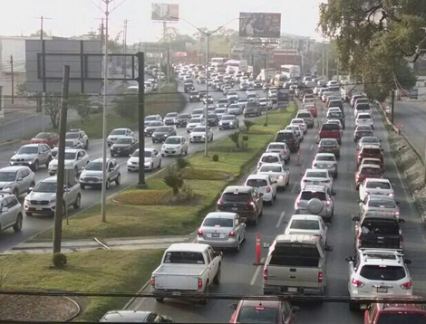 A pesar de que el percance ocurrió temprano, las labores de retiro continuaron hasta después de las 8:00.